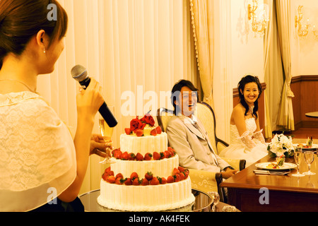 Sposa e lo sposo a cena reception, ridendo Foto Stock