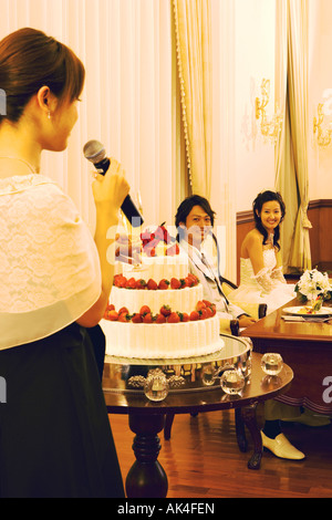 Sposa e lo sposo a cena reception, ridendo Foto Stock