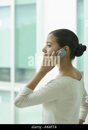 Giovane donna tramite telefono cellulare Foto Stock