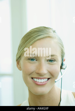 Donna che indossa la cuffia Foto Stock