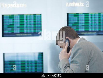 Imprenditore telefonare nella parte anteriore della scheda di partenza Foto Stock