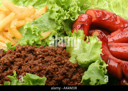Primo piano di salsicce arrostite con patatine fritte carne di peperoncino rosso e fast food dall'alto nessuno ha cornice sfondo ad alta risoluzione Foto Stock