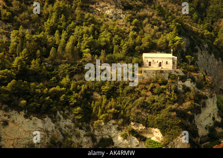 Una chiesa nelle alpi in Liguria sopra Varigotti, Italia Foto Stock