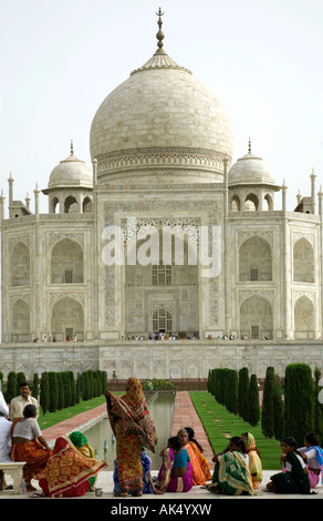 Persone e il Taj Mahal. Agra. India Foto Stock