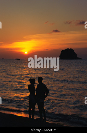 Malaysia. Tioman. Coppia giovane sulla spiaggia al tramonto.Isola di Tioman Foto Stock