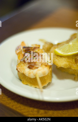 Un pesce shishkebab servita su una baguette in un tapas bar a San Sebastian, Spagna. Foto Stock
