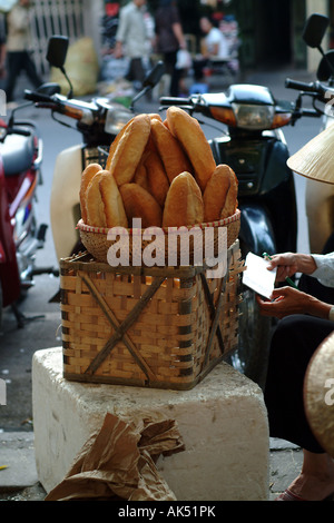 Appena sfornato stile francese il pane in un cesto pronta per il mercato di Hanoi, Vietnam Foto Stock
