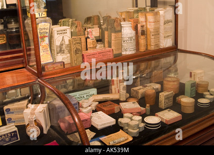 Artefatti sul display in stile vittoriano farmacia, impostata come parte del cantiere di tini di filtrazione Museo della Vita di Nottingham, Nottingham REGNO UNITO Foto Stock