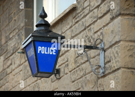 La vecchia lampada blu tradizionale fuori da una stazione di polizia a Yarmouth sull'isola di Wight in Gran Bretagna Foto Stock