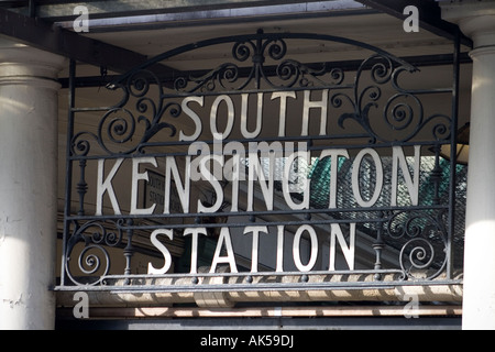 La stazione della metropolitana di South Kensington London Inghilterra England Foto Stock