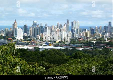 Vista sulla città di Panama dalla collina del parco metropolitano, provincia di Panama, Repubblica di Panama. Novembre, 2007. Foto Stock
