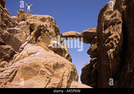 Ponte di Roccia di Jebel Burdah Mountain Wadi Rum Giordania Foto Stock