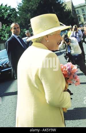 La regina Elisabetta II su aborigeno durante una visita a Cambridge, in Inghilterra il 08 giugno 2005. Foto Stock