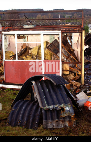 Demolizione della station wagon di Arcon case prefabbricate in Bristol costruito verso la fine degli anni quaranta come una soluzione per la nazione del dopoguerra crisi di alloggiamento Foto Stock