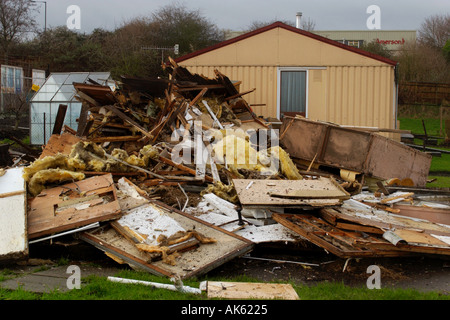 Demolizione della station wagon di Arcon case prefabbricate in Bristol costruito verso la fine degli anni quaranta come una soluzione per la nazione del dopoguerra crisi di alloggiamento Foto Stock