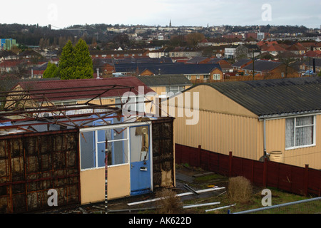 Demolizione della station wagon di Arcon case prefabbricate in Bristol costruito verso la fine degli anni quaranta come una soluzione per la nazione del dopoguerra crisi di alloggiamento Foto Stock