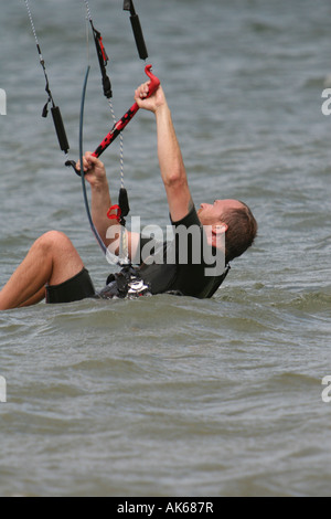 Kite boarding in Costa Rica il lago Arenal Foto Stock