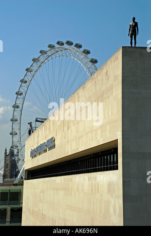 Sul tetto Antony Gormley figura con il London Eye in background come parte della sua installazione Event Horizon a Londra, Regno Unito. Foto Stock