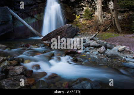 Acqua corrente della Baring rientra nel Parco Nazionale di Glacier, Montana, USA Foto Stock