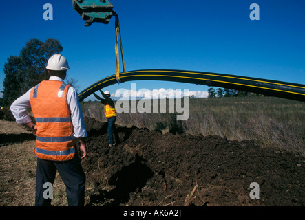 Lavoratori edili posa di un gasdotto in Australia Foto Stock