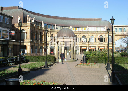 Sole primaverile riscalda i giardini al di fuori del Victoria al Centro Commerciale Plaza Harrogate North Yorkshire aiuole di fiori piantati ma n Foto Stock