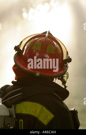 Fire fighter ritratto vista da dietro al tramonto Foto Stock