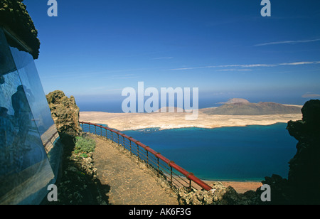 La vista dal Mirador del Rio verso le isole di La Graciosa Lanzarote isole Canarie Spagna Foto Stock
