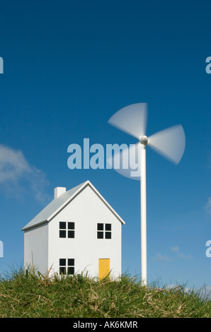 Modello di casa e la turbina eolica Foto Stock