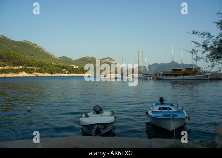 Trstenik è un villaggio ed un porto nella parte centrale della costa meridionale della penisola di Peljesac Croazia Foto Stock