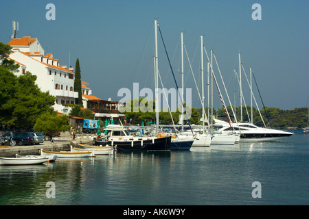 Barche nel porto di Pomena sull isola di Mljet Croazia Foto Stock