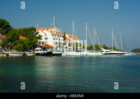 Barche nel porto di Pomena sull isola di Mljet Croazia Foto Stock