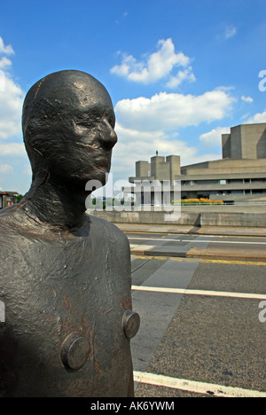 Una figura di Antony Gormley su Waterloo Bridge come parte della sua installazione di Event Horizon a Londra, Regno Unito. Foto Stock