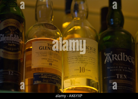 Single malt Scotch whisky in un club di Londra bar - Glenfiddich, Glenlivet, Talisker e Ardbeg Foto Stock