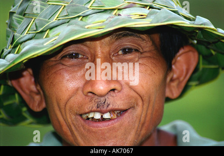 Ritratto di un uomo in una Banana-leaf Hat, Bali (Indonesia) Foto Stock