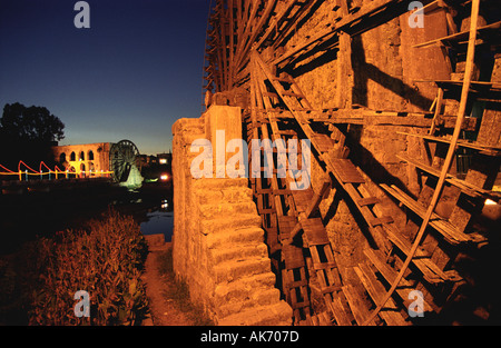 Gigante di acqua di legno-ruote (o norias) Linea le rive del fiume Oronte in Hama, Siria Foto Stock