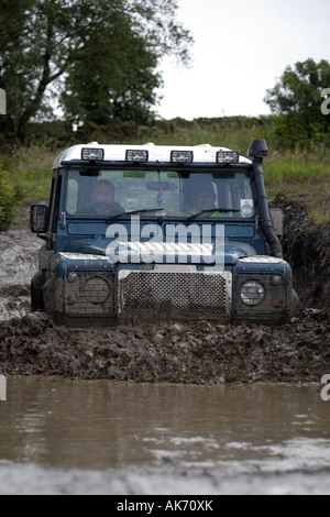 Land Rover Defender guadare acque fangose Foto Stock