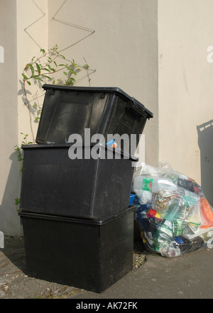 In plastica nera riciclare contenitori per rifiuti in attesa di raccolta Foto Stock