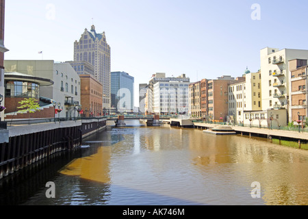 Downtown Milwaukee diviso a metà dal fiume Milwaukee Wisconsin WI Foto Stock