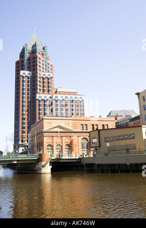 Downtown Milwaukee diviso a metà dal fiume Milwaukee Wisconsin WI Foto Stock