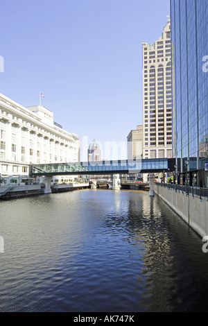 Downtown Milwaukee diviso a metà dal fiume Milwaukee Wisconsin WI Foto Stock