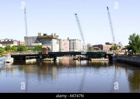 Downtown Milwaukee diviso a metà dal fiume Milwaukee Wisconsin WI Foto Stock