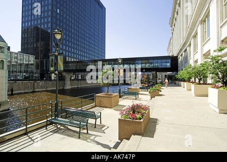 Downtown Milwaukee diviso a metà dal fiume Milwaukee Wisconsin WI Foto Stock