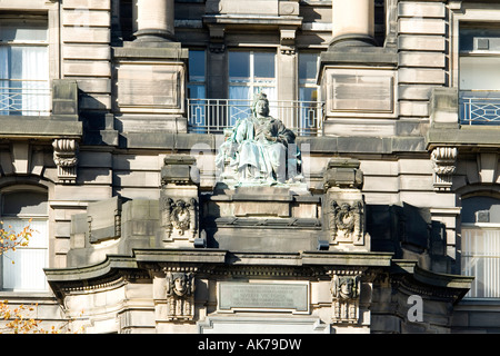 Statua della Queen victoria Royal Infirmary High Street, Glasgow Scozia Europa Foto Stock