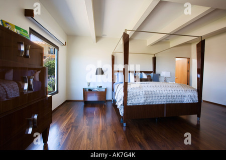 Minimalista moderno camera da letto con letto a baldacchino Foto Stock