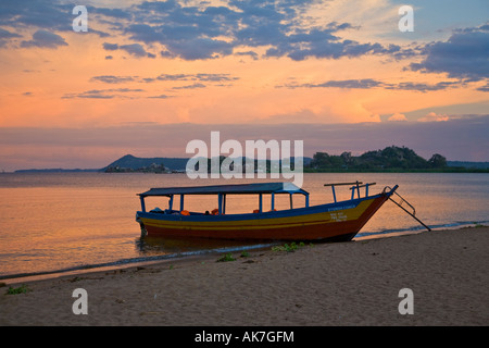 Imbarcazione da diporto al sorgere del sole sulle rive del lago Victoria a Musoma, Tanzania 2007 Foto Stock