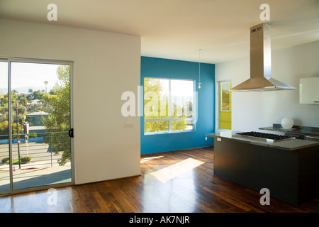 Interno del vuoto moderna cucina e soggiorno Foto Stock