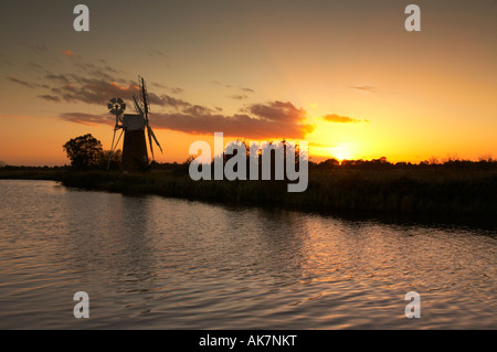 Turf Fen Mulino a vento al tramonto sul fiume Ant, Norfolk Broads REGNO UNITO Foto Stock