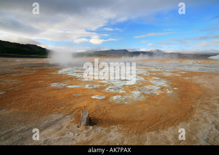 Paesaggio di Hverarönd a Námaskarð, fumarola in zona solfatara Hverarönd vicino Mývatn e Namafjall in Islanda Foto Stock