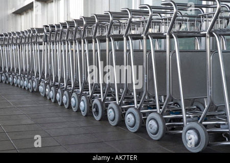 Carrelli per bagagli IN AEROPORTO DI BARCELLONA Foto Stock