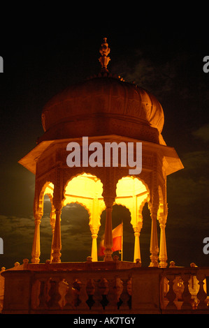 Torri del tetto di Jawahar Niwas Palace (ora un hotel) Jaisalmer. Rajasthan, India. Foto Stock